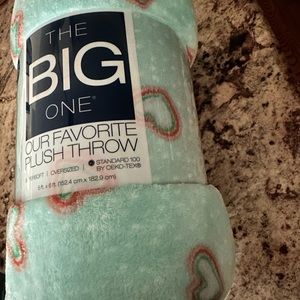 THE BIG ONE Print Plush Throw 5ft x 6ft NWT!